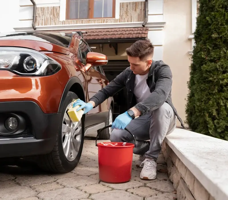 Lavage auto à domicile Nieul-sur-Mer : professionnel intervenant sur un véhicule
